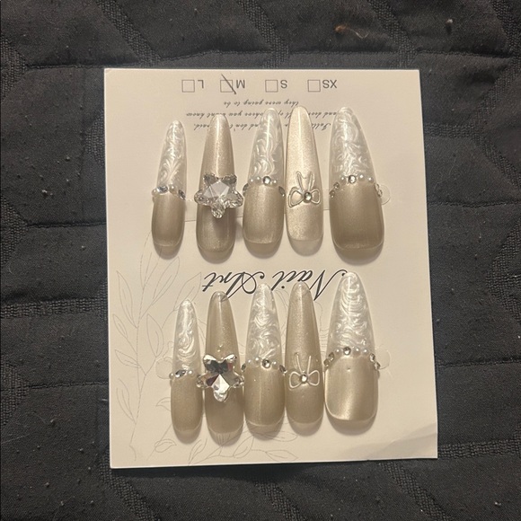 Handmade Elegant Silver Nail Press-On Set - Picture 2 of 7